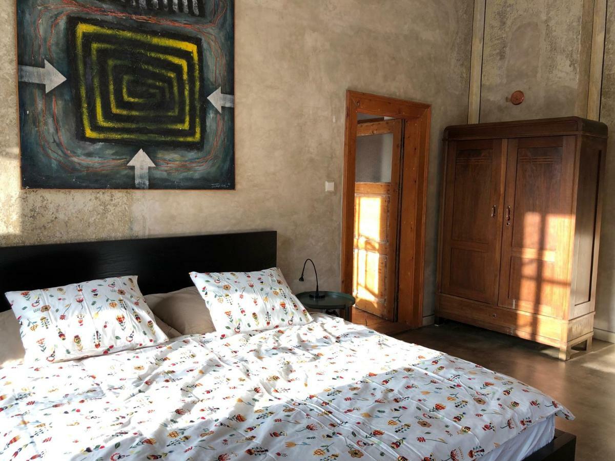 Apartment 83